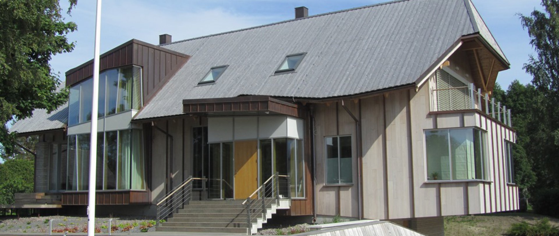 Dach pokryty thermo sosną Thermory naturalnie spatynowaną.