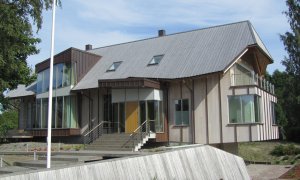 Dach pokryty thermo sosną Thermory naturalnie spatynowaną.