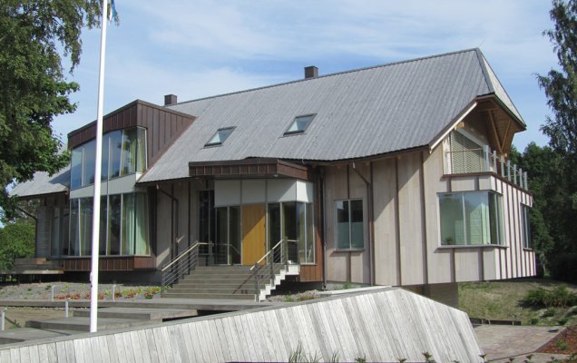 242. Dach pokryty thermo sosną Thermory naturalnie spatynowaną.
