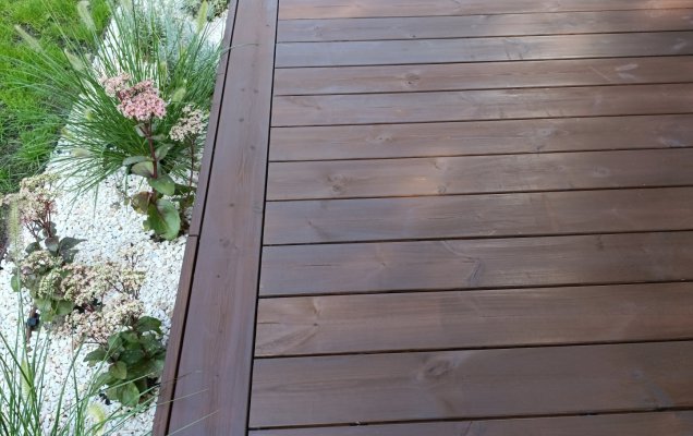 23. Deska tarasowa z thermo sosny Thermory profil D4sg pomalowana olejem Relax Wood w kolorze brąz
